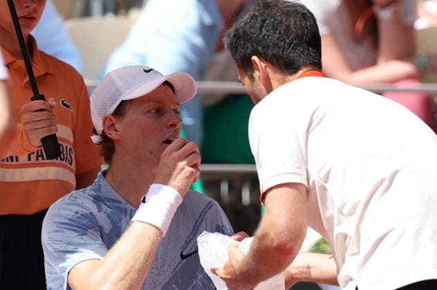 ROLAND GARROS 2026 Thierry Larret MAXPPP - PARIS (75) 28 05 2026 Thierry Larret Maxppp. Tennis. Roland Garros 2026. Internationaux de France de tennis. Stade Roland Garros, Paris (75). Le 28 Mai. Court Philippe CHATRIER : Jannik SINNER (ITA) vs Juan Manuel CERUNDOLO (ARG). PROBLEMES PHYSIQUE ET GASTRIQUE POUR JANNIK SINNER - Roland Garros French Open tennis tournament, in Paris, France, on 28 May 2026 PARIS (75) STADE ROLAND GARROS PARIS ILE DE FRANCE FRANCE  Copyright: xMAXPPPxThierryxLarretx TLR202605287276 TLR202605287276