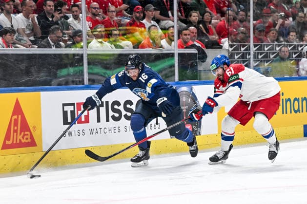 ZURICH, SWITZERLAND MAY 28 Aleksander Barkov of Finland protects the puck from Martin Kaut of Czechia during the 2026 IIHF Ice Hockey World Championship Switzerland game between Finland and Czechia at Swiss Life Arena on May 28, 2026 in Zurich, Zurich Zurich Swiss Life Arena Zurich Switzerland Switzerland Copyright: xJustPictures.ch AndreaxBrancax jp-en-EuSpIm-JP7_ANB_FinCze_28052026_0072