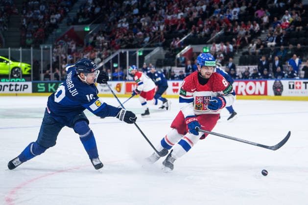 260528 Henri Jokiharju of Finland and Matej Blumel of Czech Republic during the 2026 IIHF Ice Hockey World Championship quarterfinal match between Finland and Czech Republic on May 28, 2026 in Zürich Photo Jesper Zerman BILDBYRAN kod JZ JZ0735 ishockey ice hockey ishockey vm 2026 vm 2026 iihf world championship finland tjeckien czech republic bbeng finland  Copyright: JESPERxZERMAN BB260528JZ052