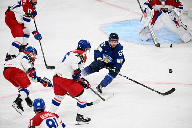 LKS 20260528 Sakari Manninen (in blue) of Finland tries to get control of the puck between Jakub Flek (L, 19), Michal Kempny (6) and goalkeeper Josef Korenar of Czechia during the 2026 IIHF Ice hockey, Eishockey World Championships quarterfinal match between Finland and Czechia in Zurich on May 28, 2026. - RONI REKOMAA Zürich Switzerland u-xmpPuirSM  Copyright: xRonixRekomaax u-xmpPuirSM