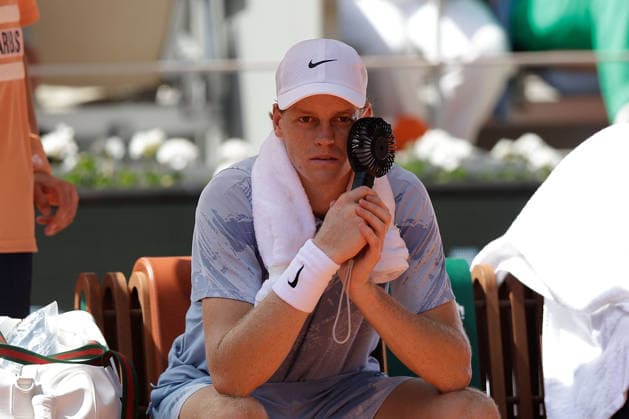 French Open Jannik Sinner retires from the match, looks for shade, is forced to take repeated breaks, is having trouble coping with the heat, is using a fan to cool down during at the 2026 Roland Garros tournament in Paris, FRANCE, on May 28 2026 Copyright: AntonioxBorga