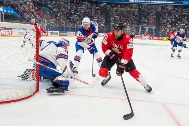FRIBOURG, SWITZERLAND MAY 28 Ryan O™reilly of Canada R against goalkeeper Devin Cooley of United States L during the 2026 IIHF Ice Hockey World Championship Switzerland game between Canada and USA at BCF Arena on May 28, 2026 in Fribourg, Fribourg Fribourg BCF Arena Fribourg Switzerland Copyright: xJustPictures.ch JarixPestelaccix jp-en-EuSpIm-JP6_JAR_Canada_USA_28May2026_00036