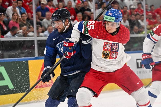 ZURICH, SWITZERLAND MAY 28 Aleksander Barkov of Finland and Tomas Cibulka of Czechia in a battle for the puck during the 2026 IIHF Ice Hockey World Championship Switzerland game between Finland and Czechia at Swiss Life Arena on May 28, 2026 in Zurich, Zurich Zurich Swiss Life Arena Zurich Switzerland Switzerland Copyright: xJustPictures.ch AndreaxBrancax jp-en-EuSpIm-JP7_ANB_FinCze_28052026_0209
