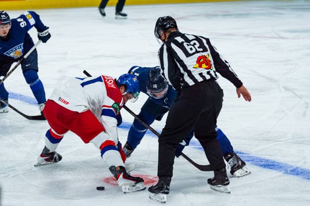 nnZURICH, SWITZERLAND - MAY 28: Shane Gustafson (Linesperson) starting a battle between Aleksander Barkov (Finland, 16) and Matyas Melovsky (Czechia, 11) during the Quarter Finals - Match 57 between Finland and Czechia at the IIHF Ice hockey, Eishockey World Championship, WM, Weltmeisterschaft 2026, Swiss Life Arena on May 28, 2026 in Zurich, Switzerland. Zurich Switzerland Copyright: xTimoxSteinx