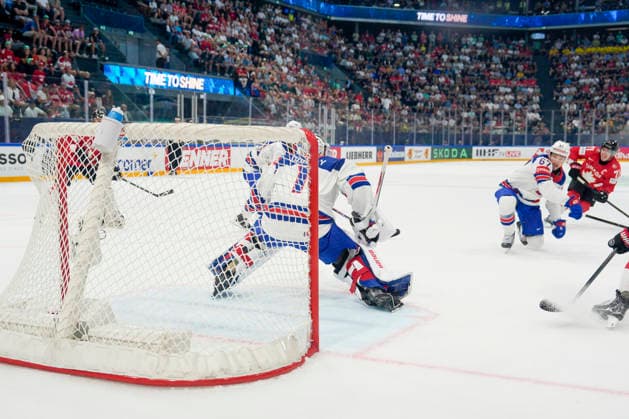 FRIBOURG, SWITZERLAND MAY 28 Macklin Celebrini of Canada R scores a PP goal against goalkeeper Devin Cooley of United States during the 2026 IIHF Ice Hockey World Championship Switzerland game between Canada and USA at BCF Arena on May 28, 2026 in Fribourg, Fribourg Fribourg BCF Arena Fribourg Switzerland Copyright: xJustPictures.ch JarixPestelaccix jp-en-EuSpIm-JP6_JAR_Canada_USA_28May2026_00056