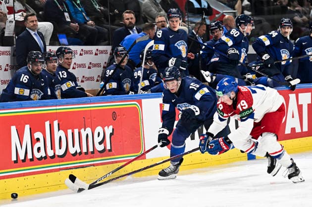 LKS 20260528 Anton Lundell (L) of Finland vies with Tomas Galvas of Czechia during the 2026 IIHF Ice hockey, Eishockey World Championships quarterfinal match between Finland and Czechia in Zurich on May 28, 2026. - RONI REKOMAA Zürich Switzerland 6NRLiCQNX0A  Copyright: xRonixRekomaax 6NRLiCQNX0A