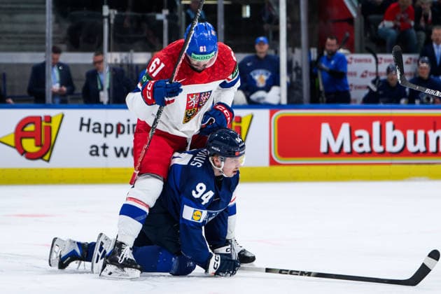 260528 Martin Kaut of Czech Republic and Konsta Helenius of Finland during the 2026 IIHF Ice Hockey World Championship quarterfinal match between Finland and Czech Republic on May 28, 2026 in Zürich Photo Jesper Zerman BILDBYRAN kod JZ JZ0735 ishockey ice hockey ishockey vm 2026 vm 2026 iihf world championship finland tjeckien czech republic bbeng finland  Copyright: JESPERxZERMAN BB260528JZ063
