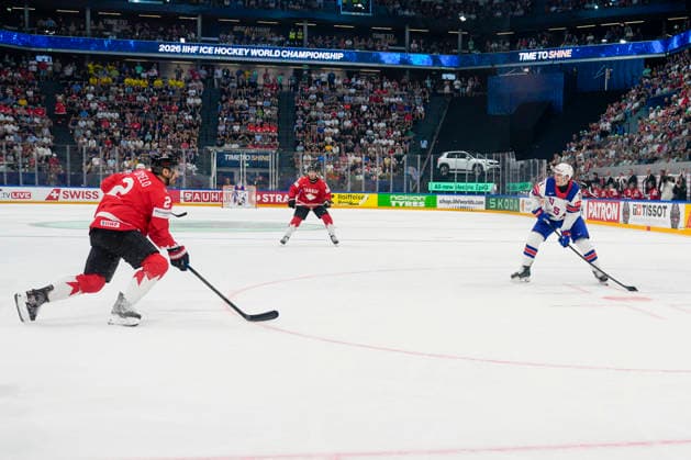 FRIBOURG, SWITZERLAND MAY 28 Alex Steeves of United States R in action during the 2026 IIHF Ice Hockey World Championship Switzerland game between Canada and USA at BCF Arena on May 28, 2026 in Fribourg, Fribourg Fribourg BCF Arena Fribourg Switzerland Copyright: xJustPictures.ch JarixPestelaccix jp-en-EuSpIm-JP6_JAR_Canada_USA_28May2026_00133