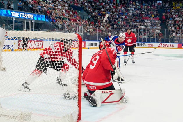 FRIBOURG, SWITZERLAND MAY 28 goalkeeper Jet Greaves of Canada R saves on Isaac Howard of United States C during the 2026 IIHF Ice Hockey World Championship Switzerland game between Canada and USA at BCF Arena on May 28, 2026 in Fribourg, Fribourg Fribourg BCF Arena Fribourg Switzerland Copyright: xJustPictures.ch JarixPestelaccix jp-en-EuSpIm-JP6_JAR_Canada_USA_28May2026_00134