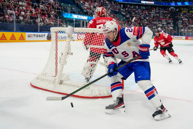 FRIBOURG, SWITZERLAND MAY 28 Mathieu Olivier of United States trying a wrap around during the 2026 IIHF Ice Hockey World Championship Switzerland game between Canada and USA at BCF Arena on May 28, 2026 in Fribourg, Fribourg Fribourg BCF Arena Fribourg Switzerland Copyright: xJustPictures.ch JarixPestelaccix jp-en-EuSpIm-JP6_JAR_Canada_USA_28May2026_00142