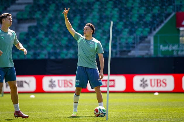 Switzerland Football Swiss national team 2026, Training of the Swiss national team Kybunpark St Gallen Ruben Vargas Switzerland, 17 Gesture, gesture Copyright: xJOERANxSTEINSIEKx