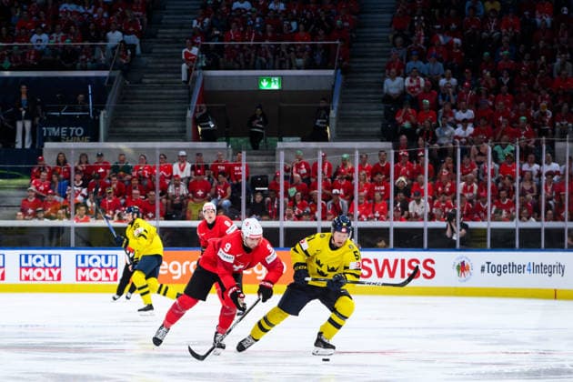 260528 Damien Riat of Switzerland and Emil Heineman of Sweden during the 2026 IIHF Ice Hockey World Championship quarterfinal match between Switzerland and Sweden on May 28, 2026 in Zürich Photo Jesper Zerman BILDBYRAN kod JZ JZ0733 ishockey ice hockey ishockey vm 2026 vm 2026 iihf world championship kvartsfinal quarterfinal quarterfinals switzerland schweiz sverige sweden bbeng  Copyright: JESPERxZERMAN BB260528JZ095