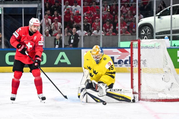 ZURICH, SWITZERLAND MAY 28 goalkeeper Magnus Hellberg of Sweden makes a save against Sven Andrighetto of Switzerland during the 2026 IIHF Ice Hockey World Championship Switzerland game between Switzerland and Sweden at Swiss Life Arena on May 28, 2026 in Zurich, Zurich Zurich Swiss Life Arena Zurich Switzerland Copyright: xJustPictures.ch AndreaxBrancax jp-en-EuSpIm-JP7_ANB_FinCze_28052026_1556