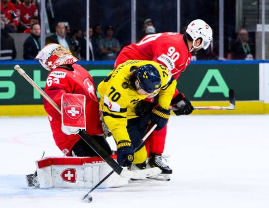 260528 Goaltender Leonardo Genoni and Roman Josi of Switzerland compete for the puck with Oscar Sundqvist of Sweden during the 2026 IIHF Ice Hockey World Championship quarterfinal match between Switzerland and Sweden on May 28, 2026 in Zurich Photo Jesper Zerman BILDBYRAN kod JZ JZ0733 ishockey ice hockey ishockey vm 2026 vm 2026 iihf world championship kvartsfinal quarterfinal quarterfinals switzerland schweiz sverige sweden bbeng  Copyright: JESPERxZERMAN BB260528JZ122