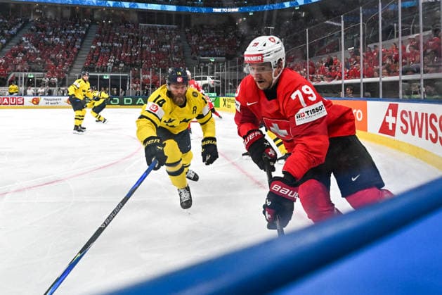 ZURICH, SWITZERLAND MAY 28 Calvin Thurkauf of Switzerland in action chased by Mattias Ekholm of Sweden during the 2026 IIHF Ice Hockey World Championship Switzerland game between Switzerland and Sweden at Swiss Life Arena on May 28, 2026 in Zurich, Zurich Zurich Swiss Life Arena Zurich Switzerland Switzerland Copyright: xJustPictures.ch AndreaxBrancax jp-en-EuSpIm-JP7_ANB_FinCze_28052026_5130