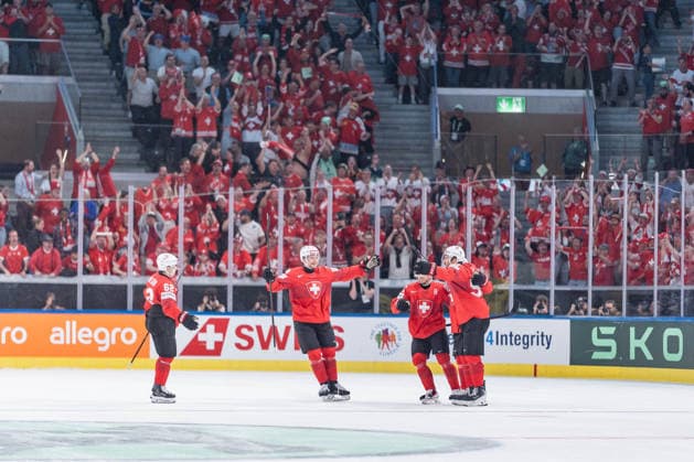 28 05 2026, Zurich, Swiss Life Arena, Ice Hockey World Championships Switzerland Sweden, Goal celebration for 1 1 for Switzerland Zurich Swiss Life Arena Zurich Switzerland Copyright: xJustPictures.ch StefanxEmchx jp-de-StEm-DSC0029520260528