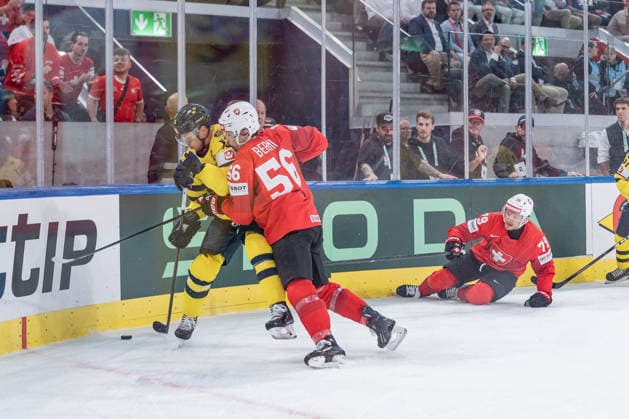 28 05 2026, Zurich, Swiss Life Arena, Ice Hockey World Championships Switzerland Sweden, 13 Lucas Raymond Sweden , 56 Tim Berni Switzerland Zurich Swiss Life Arena Zurich Switzerland Copyright: xJustPictures.ch StefanxEmchx jp-de-StEm-DSC0043520260528