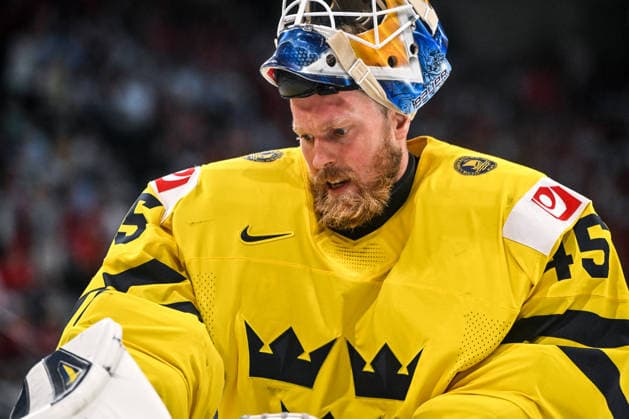 ZURICH, SWITZERLAND MAY 28 goalkeeper Magnus Hellberg of Sweden takes a break during the 2026 IIHF Ice Hockey World Championship Switzerland game between Switzerland and Sweden at Swiss Life Arena on May 28, 2026 in Zurich, Zurich Zurich Swiss Life Arena Zurich Switzerland Copyright: xJustPictures.ch AndreaxBrancax jp-en-EuSpIm-JP7_ANB_FinCze_28052026_2337
