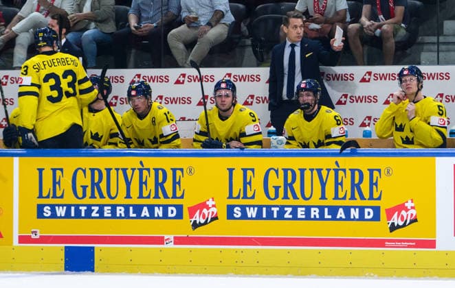 260528 Head coach Sam Hallam of Sweden during the 2026 IIHF Ice Hockey World Championship quarterfinal match between Switzerland and Sweden on May 28, 2026 in Zurich Photo Jesper Zerman BILDBYRAN kod JZ JZ0733 ishockey ice hockey ishockey vm 2026 vm 2026 iihf world championship kvartsfinal quarterfinal quarterfinals switzerland schweiz sverige sweden bbeng  Copyright: JESPERxZERMAN BB260528JZ130