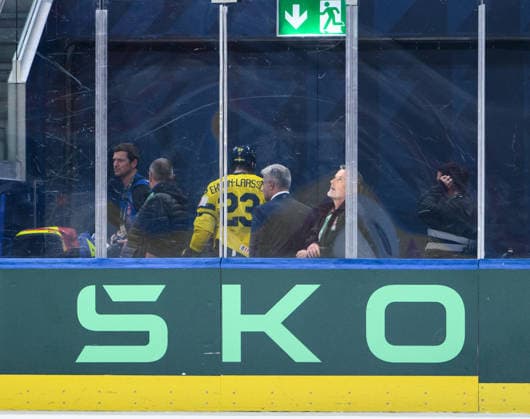 260528 Oliver Ekman Larsson of Sweden leaves the ice fue to injury during the 2026 IIHF Ice Hockey World Championship quarterfinal match between Switzerland and Sweden on May 28, 2026 in Zurich Photo Jesper Zerman BILDBYRAN kod JZ JZ0733 ishockey ice hockey ishockey vm 2026 vm 2026 iihf world championship kvartsfinal quarterfinal quarterfinals switzerland schweiz sverige sweden bbeng skada  Copyright: JESPERxZERMAN BB260528JZ135