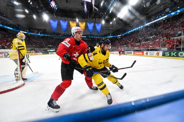 ZURICH, SWITZERLAND MAY 28 Simon Knak of Switzerland and Jacob Larsson of Sweden in a battle for the puck along the boards during the 2026 IIHF Ice Hockey World Championship Switzerland game between Switzerland and Sweden at Swiss Life Arena on May 28, 2026 in Zurich, Zurich Zurich Swiss Life Arena Zurich Switzerland Copyright: xJustPictures.ch AndreaxBrancax jp-en-EuSpIm-JP7_ANB_FinCze_28052026_5624