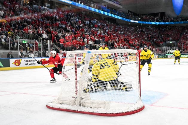 ZURICH, SWITZERLAND MAY 28 Denis Malgin of Switzerland L celebrates after scoring a goal against goalkeeper Magnus Hellberg of Sweden during the 2026 IIHF Ice Hockey World Championship Switzerland game between Switzerland and Sweden at Swiss Life Arena on May 28, 2026 in Zurich, Zurich Zurich Swiss Life Arena Zurich Switzerland Copyright: xJustPictures.ch AndreaxBrancax jp-en-EuSpIm-JP7_ANB_FinCze_28052026_5757