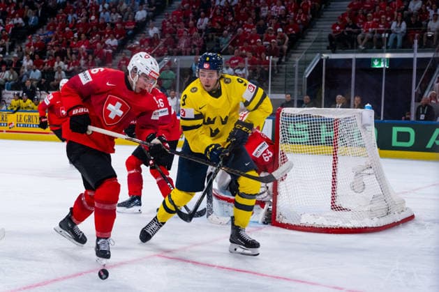 ZURICH, SWITZERLAND - MAY 28: Tim Berni (Switzerland, 56) in the battle for the puck with Linus Karlsson (Sweden, 9) during the Quarter Finals - Match 59 between Switzerland and Sweden at the IIHF Ice hockey, Eishockey World Championship, WM, Weltmeisterschaft 2026, Swiss Life Arena on May 28, 2026 in Zurich, Switzerland. Zurich Switzerland Copyright: xTimoxSteinx