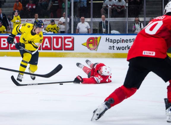 260528 Jack Berglund of Sweden and Dominik Egli of Switzerland during the 2026 IIHF Ice Hockey World Championship quarterfinal match between Switzerland and Sweden on May 28, 2026 in Zürich Photo Jesper Zerman BILDBYRAN kod JZ JZ0733 ishockey ice hockey ishockey vm 2026 vm 2026 iihf world championship kvartsfinal quarterfinal quarterfinals switzerland schweiz sverige sweden bbeng  Copyright: JESPERxZERMAN BB260528JZ144