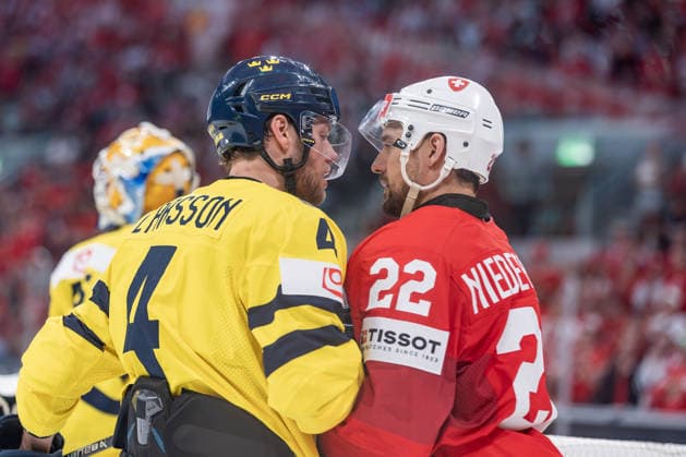 28 05 2026, Zurich, Swiss Life Arena, Ice Hockey World Championships Switzerland Sweden, 4 Jacob Larsson Sweden , 22 Nino Niederreiter Switzerland Zurich Swiss Life Arena Zurich Switzerland Copyright: xJustPictures.ch StefanxEmchx jp-de-StEm-DSC0123620260528