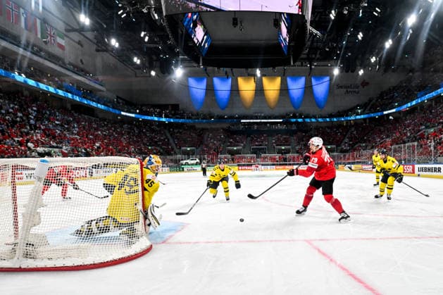 ZURICH, SWITZERLAND MAY 28 Calvin Thurkauf of Switzerland R tries to score against goalkeeper Magnus Hellberg of Sweden during the 2026 IIHF Ice Hockey World Championship Switzerland game between Switzerland and Sweden at Swiss Life Arena on May 28, 2026 in Zurich, Zurich Zurich Swiss Life Arena Zurich Switzerland Copyright: xJustPictures.ch AndreaxBrancax jp-en-EuSpIm-JP7_ANB_FinCze_28052026_5416