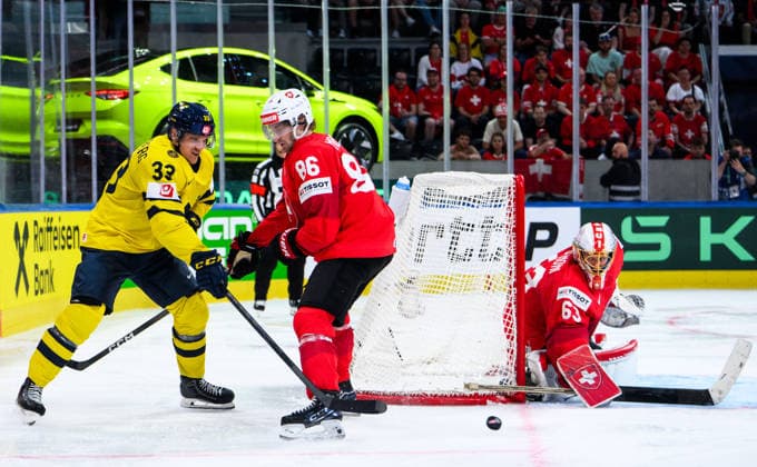 260528 Jakob Silfverberg of Sweden competes with Janis Moser and goaltender Leonardo Genoni of Switzerland during the 2026 IIHF Ice Hockey World Championship quarterfinal match between Switzerland and Sweden on May 28, 2026 in Zürich Photo Jesper Zerman BILDBYRAN kod JZ JZ0733 ishockey ice hockey ishockey vm 2026 vm 2026 iihf world championship kvartsfinal quarterfinal quarterfinals switzerland schweiz sverige sweden bbeng  Copyright: JESPERxZERMAN BB260528JZ147