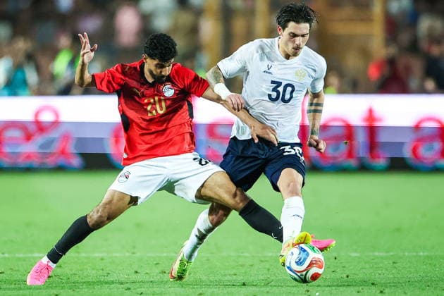 EGYPT, CAIRO - MAY 28, 2026: Egypt s Ibrahim Adel (L) and Russia s Ilya Vakhaniya fight for the ball in a friendly football match between Egypt and Russia at the Cairo International Stadium. Peter Kovalev TASS  93147594