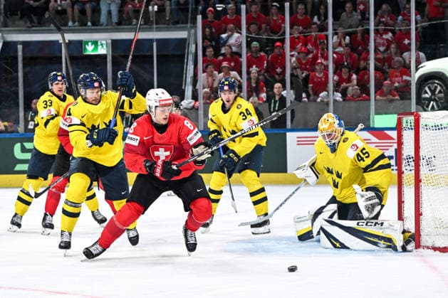 ZURICH, SWITZERLAND MAY 28 Simon Knak of Switzerland in action in front of goalkeeper Magnus Hellberg of Sweden during the 2026 IIHF Ice Hockey World Championship Switzerland game between Switzerland and Sweden at Swiss Life Arena on May 28, 2026 in Zurich, Zurich Zurich Swiss Life Arena Zurich Switzerland Switzerland Copyright: xJustPictures.ch AndreaxBrancax jp-en-EuSpIm-JP7_ANB_FinCze_28052026_2982