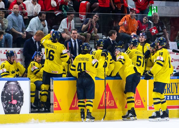 260528 Head coach Sam Hallam of Sweden talks to players during the 2026 IIHF Ice Hockey World Championship quarterfinal match between Switzerland and Sweden on May 28, 2026 in Zurich Photo Jesper Zerman BILDBYRAN kod JZ JZ0733 ishockey ice hockey ishockey vm 2026 vm 2026 iihf world championship kvartsfinal quarterfinal quarterfinals switzerland schweiz sverige sweden bbeng  Copyright: JESPERxZERMAN BB260528JZ161