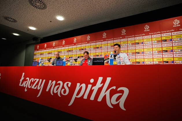 Robert Lewandowski and Jerzy Urban seen during official press conference, PK, Pressekonferenz of Poland National Football Team (Ernest Kolodziej Ball Raw Images) Wroclaw Tarczynski Arena Poland Copyright: xErnestxKolodziejx ernestkolodziej_poland_conference_2526_OL_4132