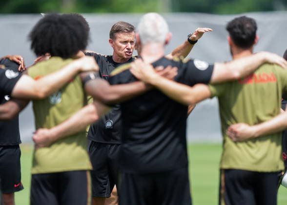 May 28, 2026, Charlotte, Nc, UNITED STATES: Jesse Marsh, centre, Canada s national soccer head coach speaks to his team in a huddle during team Canada World Cup roster selection camp in Charlotte, NC on Thursday, May 28, 2026. Canada News - May 28, 2026  - ZUMAc35_ 20260528_zaf_c35_090 Copyright: xNathanxDenettex