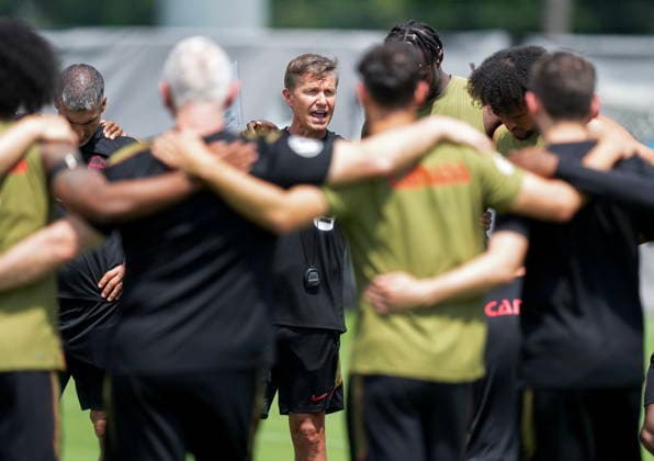 May 28, 2026, Charlotte, Nc, UNITED STATES: Jesse Marsh, centre, Canada s national soccer head coach speaks to his team in a huddle during team Canada World Cup roster selection camp in Charlotte, NC on Thursday, May 28, 2026. Canada News - May 28, 2026  - ZUMAc35_ 20260528_zaf_c35_091 Copyright: xNathanxDenettex