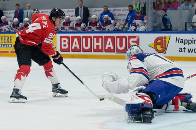 Fribourg, Switzerland - May 28 : Martone Porter of Canada shoots the puck (action) and Devin Cooley of United States makes a save during the 2026 IIHF Ice hockey, Eishockey World Championship, WM, Weltmeisterschaft Switzerland Quarter Final match between Canada and United States at BCF Arena on May 28 , 2026 in Fribourg, Switzerland. Copyright: xGiuseppexVelletrix Sportspressphoto_SPR156432