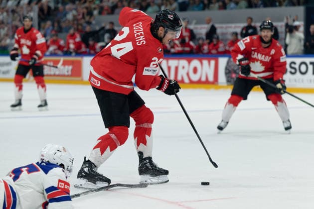 Fribourg, Switzerland - May 28 : Cozens Dylan of Canada in action (close up) under pressure of Tommy Novak of United States during the 2026 IIHF Ice hockey, Eishockey World Championship, WM, Weltmeisterschaft Switzerland Quarter Final match between Canada and United States at BCF Arena on May 28 , 2026 in Fribourg, Switzerland. Copyright: xGiuseppexVelletrix Sportspressphoto_SPR156437