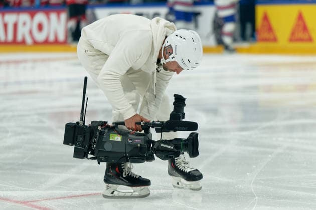 Fribourg, Switzerland - May 28 : Official cameraman is seen during the 2026 IIHF Ice hockey, Eishockey World Championship, WM, Weltmeisterschaft Switzerland Quarter Final match between Canada and United States at BCF Arena on May 28 , 2026 in Fribourg, Switzerland. Copyright: xGiuseppexVelletrix Sportspressphoto_SPR156444