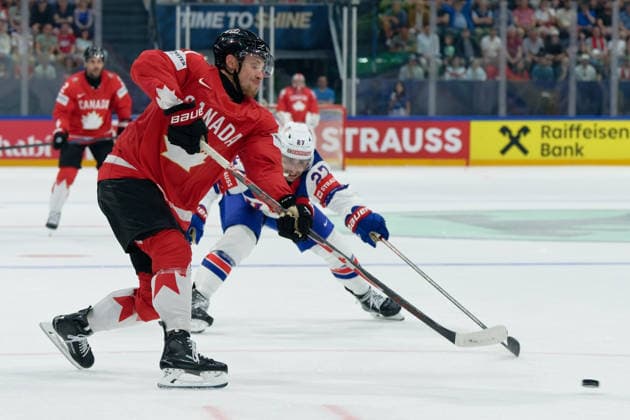 Fribourg, Switzerland - May 28 : Holloway Dylan of Canada shoots the puck (action) under pressure of Matt Coronato of United States during the 2026 IIHF Ice hockey, Eishockey World Championship, WM, Weltmeisterschaft Switzerland Quarter Final match between Canada and United States at BCF Arena on May 28 , 2026 in Fribourg, Switzerland. Copyright: xGiuseppexVelletrix Sportspressphoto_SPR156446