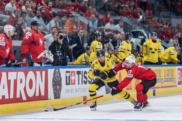 28 05 2026, Zurich, Swiss Life Arena, Ice Hockey World Championships Switzerland Sweden, 13 Lucas Raymond Sweden , 17 Ken Jager Switzerland Zurich Swiss Life Arena Zurich Switzerland Copyright: xJustPictures.ch StefanxEmchx jp-de-StEm-DSC0149220260528