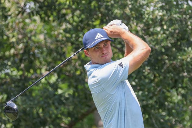 FORT WORTH, TX - MAY 28: Ludvig Aberg (SWE) hits from the 9th tee during the Charles Schwab Challenge on May 28, 2026 at Colonial Country Club in Fort Worth, TX. (Photo by George Walker Icon Sportswire) GOLF: MAY 28 PGA, Golf Herren Charles Schwab Challenge EDITORIAL USE ONLY Icon26052841