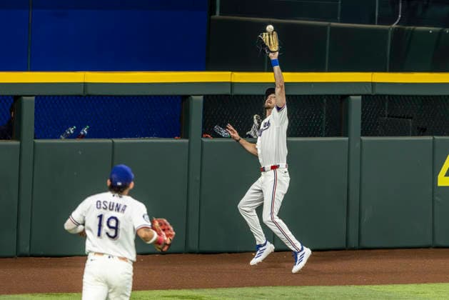 May 28, 2026, Arlington, Texas, USA: Texas Rangers center fielder EVAN CARTER (32) catches a at the center field wall for an out during a MLB, Baseball Herren, USA game between the Houston Astros and Texas Rangers at Globe Life Field. Houston wins 5-1. Arlington USA - ZUMAf180 20260528_zsp_f180_009 Copyright: xMarkxFannx