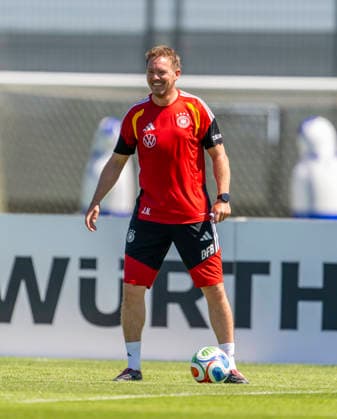 28 05 2026, Football DFB national team Germany, training camp before the World Cup in Herzogenaurach, in the home ground at ADIDAS First training session on the Adidas sports field, national coach Julian Nagelsmann Germany laughing