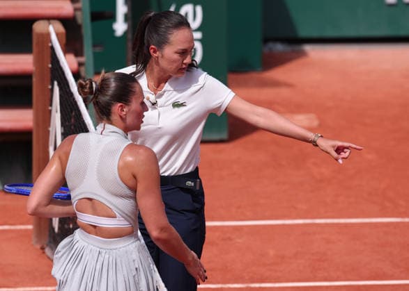 Marta Kostyuk UKR discusses with umpire Thea Finke GER , Gestures, Ladies Singles, Ladies Singles, Tennis French Open 2026 Roland Garros Paris France 29 May 2026 Copyright: xJuergenxHasenkopfx