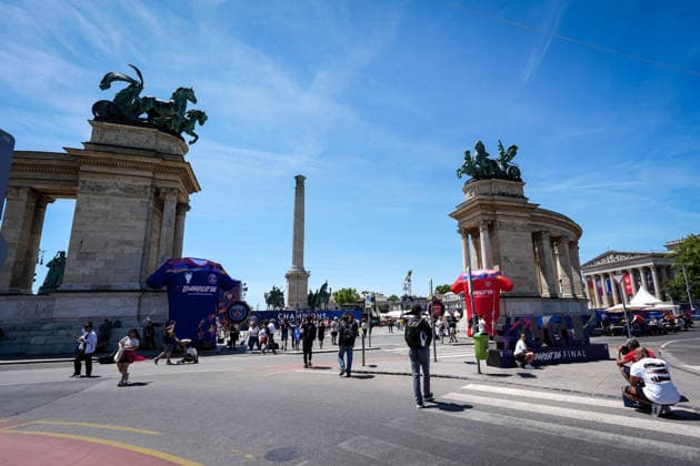 MD-1 Fan Festival - UEFA Champions League Final 2026 General view of the square during the MD-1 Fan Festival - UEFA Champions League Final 2026 at Heroes™ Square ahead the UEFA Champions League Final match between Paris Saint-Germain FC and Arsenal FC at Puskas Arena on May 29, 2026 in Budapest, Hungary Budapest Heroes Square Hungary Hungary Copyright: xGiuseppexMaffiax 260529_UCL_ChampionsVillage_GM_06668