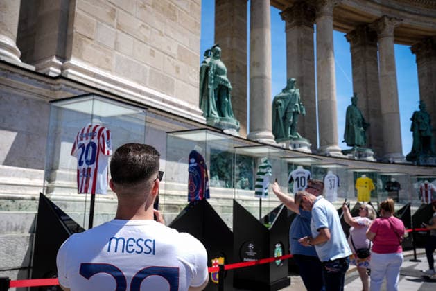 MD-1 Fan Festival - UEFA Champions League Final 2026 General view of the square during the MD-1 Fan Festival - UEFA Champions League Final 2026 at Heroes™ Square ahead the UEFA Champions League Final match between Paris Saint-Germain FC and Arsenal FC at Puskas Arena on May 29, 2026 in Budapest, Hungary Budapest Heroes Square Hungary Hungary Copyright: xGiuseppexMaffiax 260529_UCL_ChampionsVillage_GM_06901