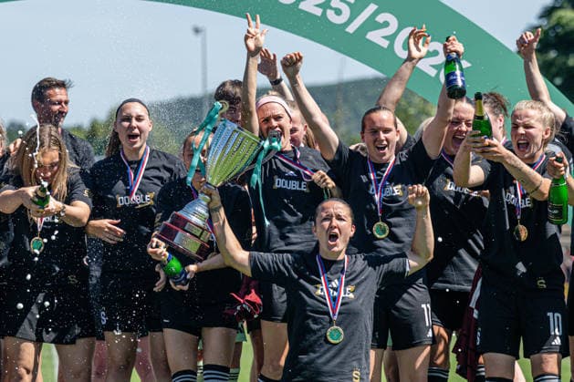 Finale Ceskeho poharu fotbalistek: Slavia Praha - Sparta Praha, 29. kvetna 2026, Praha. Hracky Sparty se raduji ze zisku poharu. (CTKxPhoto OndrejxDeml) CTKPhotoP2026052904917  CTKPhotoP2026052904917