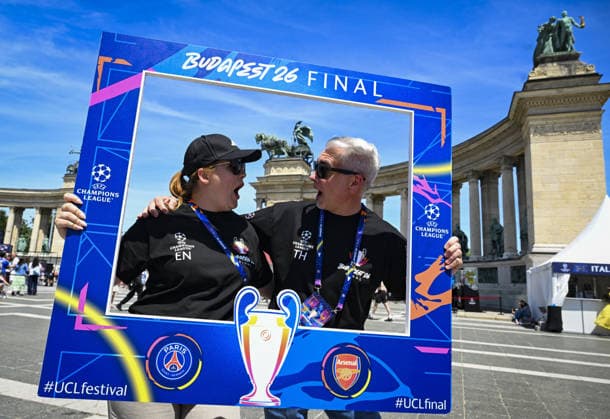 Ahead of the UEFA Champions League final in Budapest BUDAPEST, HUNGARY - MAY 29: A couple of football fans poses for a photo together as English football club Arsenal and French side Paris Saint-Germain fans gather at the fan zone set up in the city center ahead of the UEFA Champions League final match in Budapest, Hungary, on May 29, 2026. Halil Sagirkaya Anadolu Budapest Hungary. Editorial use only. Please get in touch for any other usage.  Copyright: x2026xAnadoluxHalilxSagirkayax